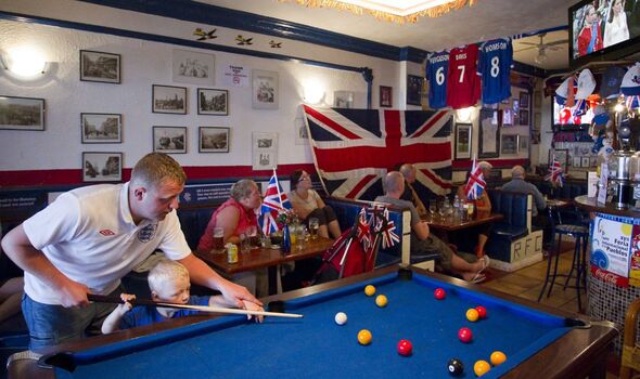 Expatriés britanniques dans un bar en Espagne.