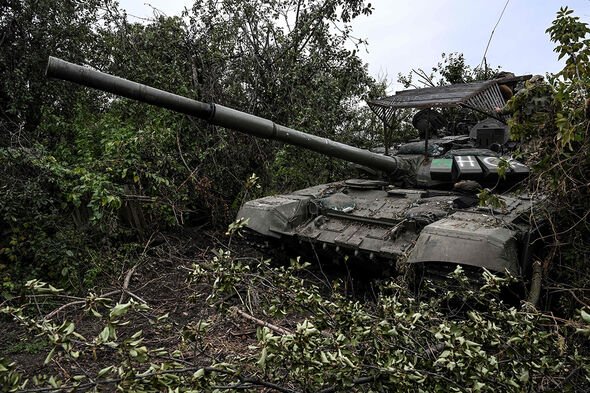 11 septembre 2022, un char russe abandonné dans un village à la périphérie d'Izyum, région de Kharkiv