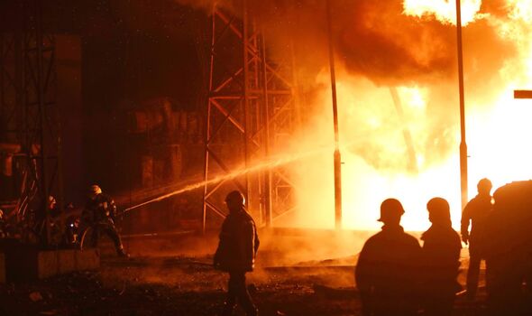 Les pompiers ukrainiens luttent contre un incendie dans une centrale électrique de Kharkiv.