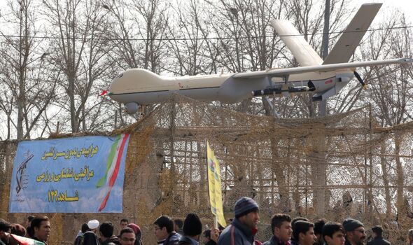 Des Iraniens passent devant le drone iranien Shahed 129 lors de célébrations à Téhéran.