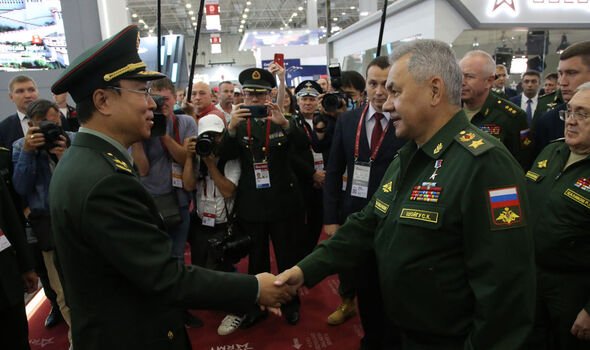 Sergei Shoigu rencontre un officier militaire chinois