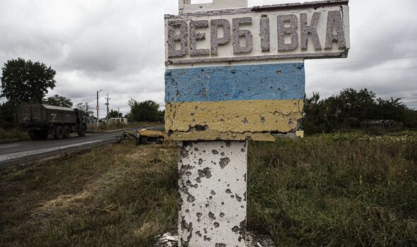Un panneau routier dans la région de Kharkiv en Ukraine.