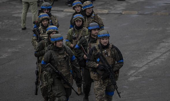 Des soldats ukrainiens patrouillent dans les rues de la ville d'Izium