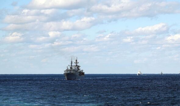 Photo d'un navire de guerre sortant de la mer