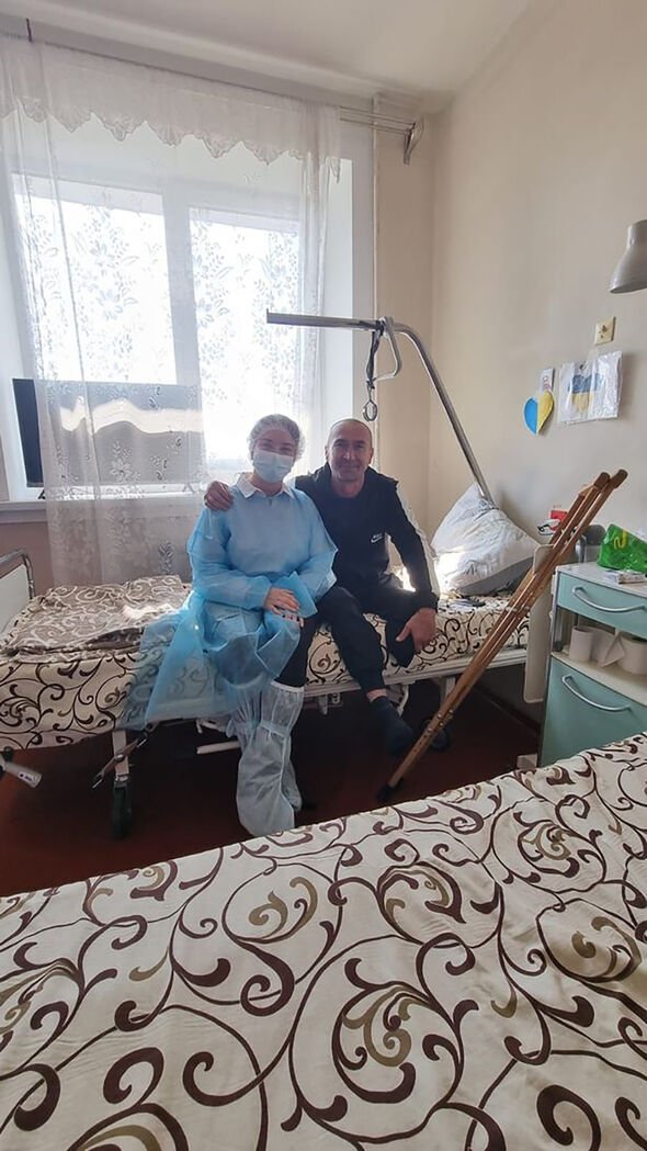 Marta et le patient ukrainien Pyotr qui a perdu sa jambe pendant la guerre.