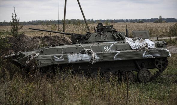 Un char militaire russe abandonné est vu après le retrait des forces russes de Balakliia