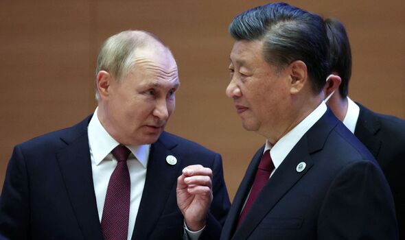 Vladimir Poutine s'entretient avec le président chinois Xi Jinping lors du sommet des dirigeants de l'Organisation de coopération de Shanghai (OCS)