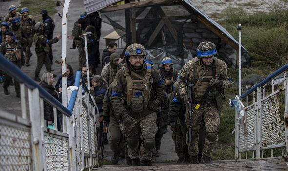 Des soldats ukrainiens patrouillent dans les rues de la ville d'Izium après le retrait des forces russes