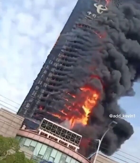 Un incendie ravage un immeuble de grande hauteur en Chine.