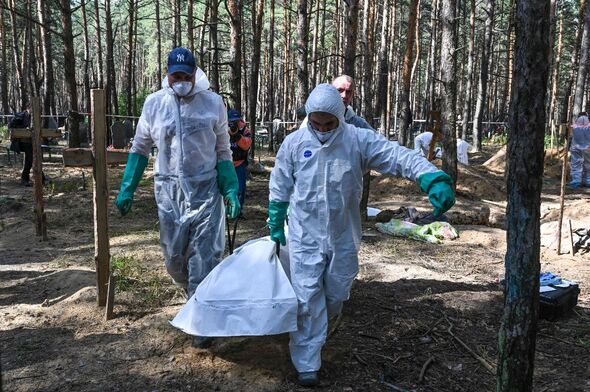 Des fonctionnaires ukrainiens ont trouvé des fosses remplies de soldats morts.