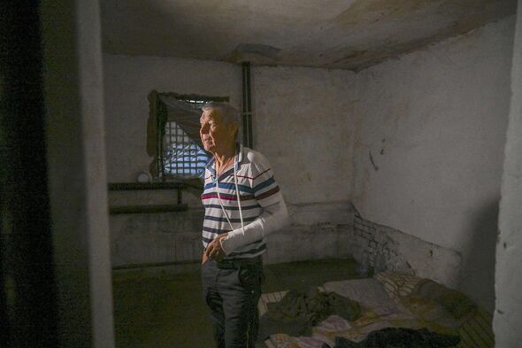 Mykhailo Tchindey (Chindey) se tient dans une cellule de prison dans un poste de police détruit à Izyum.