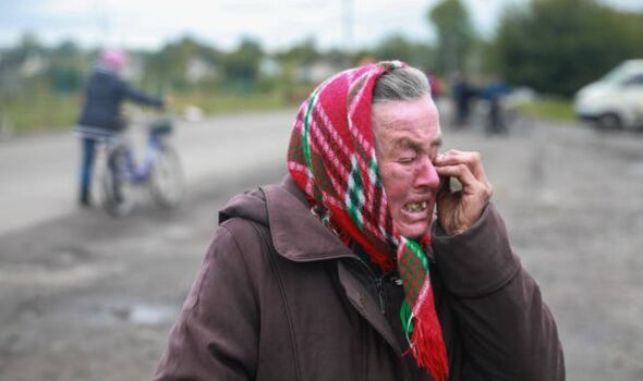 Vieille femme ukrainienne en train de pleurer