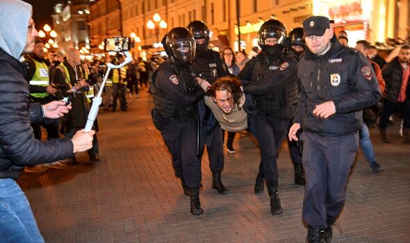 Des policiers arrêtent un homme à Moscou