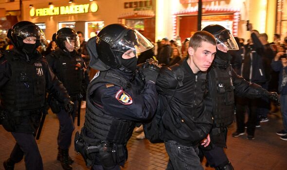 Des policiers arrêtent un homme à Moscou le 21 septembre 2022, à la suite d'appels à manifester contre la mobilisation partielle