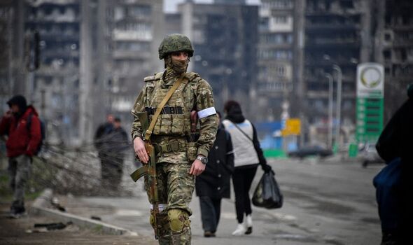 Un soldat russe patrouille dans une rue de Marioupol 