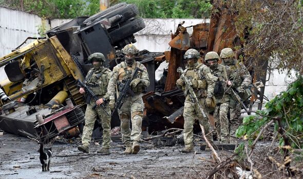 Des militaires russes patrouillent dans la partie détruite de l'Ilyich Iron and Steel Works dans la ville portuaire ukrainienne de Marioupol