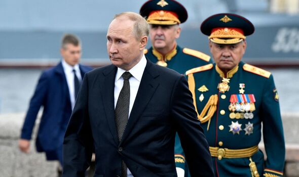 Le président russe Vladimir Poutine (G), flanqué du ministre russe de la Défense Sergueï Choïgou