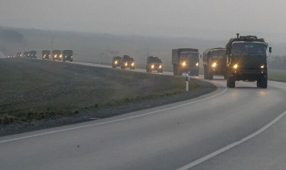 Un convoi de véhicules militaires russes est vu alors que les véhicules se dirigent vers la frontière dans la région du Donbass 