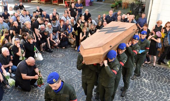 Des soldats ukrainiens portent le cercueil de Vasyl Sushchuk, un militaire du régiment Azov tué lors de combats avec les troupes russes