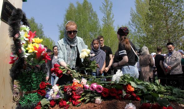 En deuil à l'enterrement de la victime de la fusillade à l'école Elvira Ignatyeva au cimetière Samosyrovskoye à Kazan