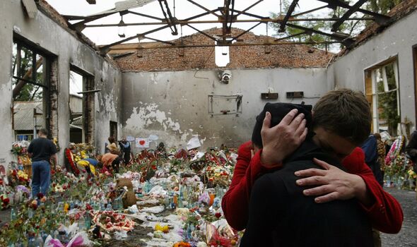 Des femmes ossètes pleurent devant le gymnase détruit de l'école de Beslan