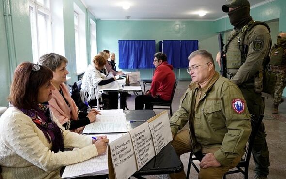 Les Russes votent lors des référendums sur les territoires ukrainiens.