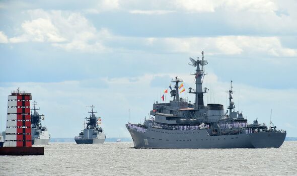 Des navires de guerre russes naviguent en formation dans les eaux du Golfe de Finlande à Cronstadt pendant les préparatifs de la parade navale. 