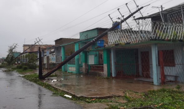 Pylône électrique cassé à Cuba