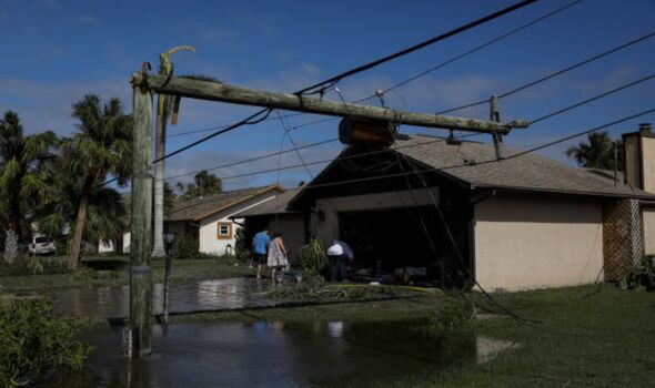 Lignes électriques détruites par une inondation