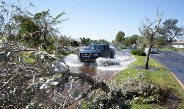 Une voiture traverse une inondation en Floride