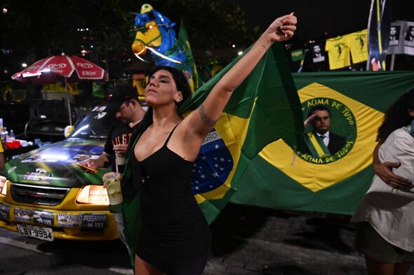 Jair Bolsonaro a obtenu 43 % des voix et est devancé de cinq points par Luiz Inacio Lula da Silva.