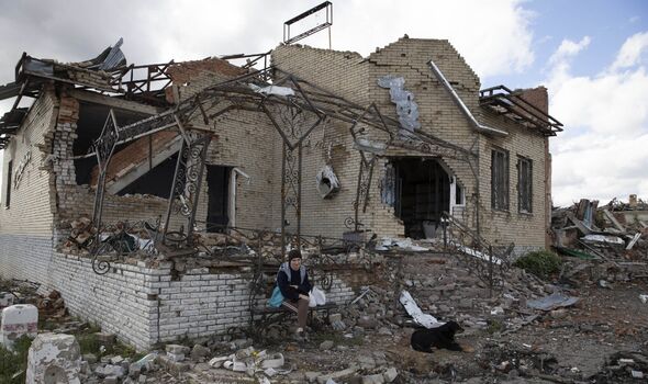 Une vue d'une maison endommagée après les attaques au village Dalin d'Izium.
