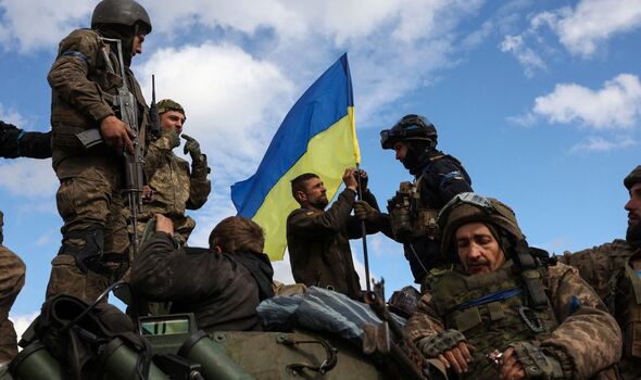 Photo de soldats ukrainiens avec un drapeau ukrainien