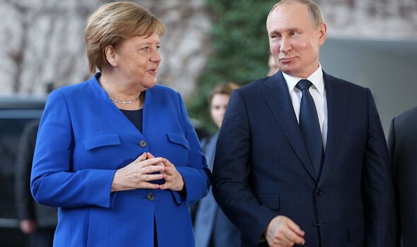 L'ancienne chancelière allemande Angela Merkel avec Vladimir Poutine.