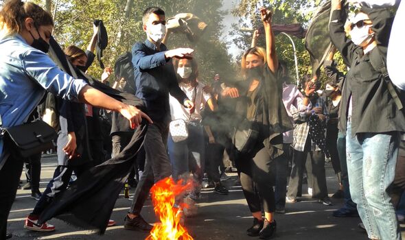 Les manifestants iraniens appellent à la chute de la République islamique fondée en 1979.