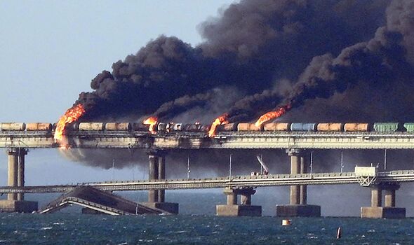 De la fumée noire s'échappe d'un incendie sur le pont de Kertch qui relie la Crimée à la Russie