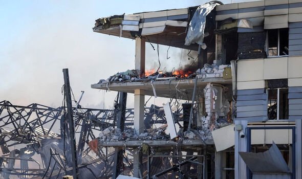 Entrepôt civil détruit après une frappe russe 