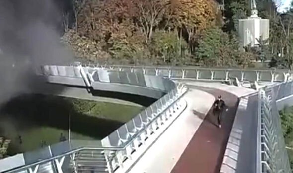 La femme fuit le pont, craignant une autre attaque.