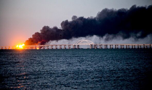 Incendie sur le pont de Kerch dans le détroit de Kerch, en Crimée.