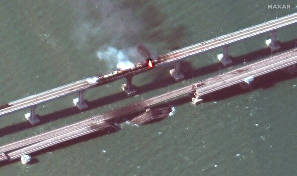 Imagerie satellite Maxar en gros plan de wagons en feu et des dégâts sur le pont de Kerch en Crimée.