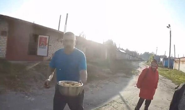 Des Ukrainiens offrent de la nourriture aux soldats 