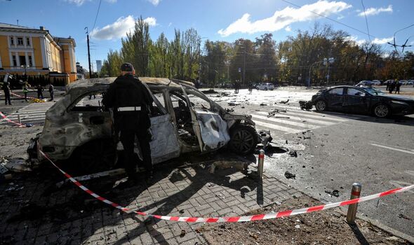 Un véhicule incendié à Kyiv après les attentats.