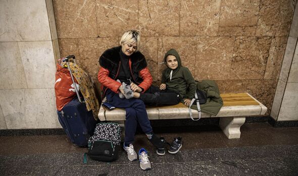 Une femme et un jeune garçon se réfugient dans le métro de Kyiv.