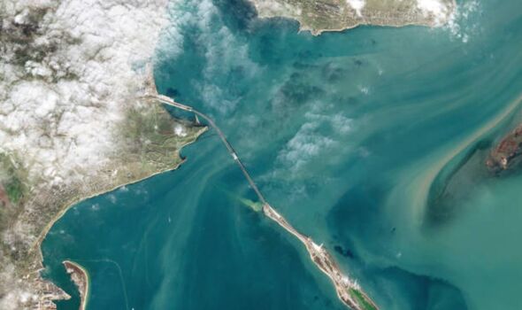 Vue satellite du pont de Kerch