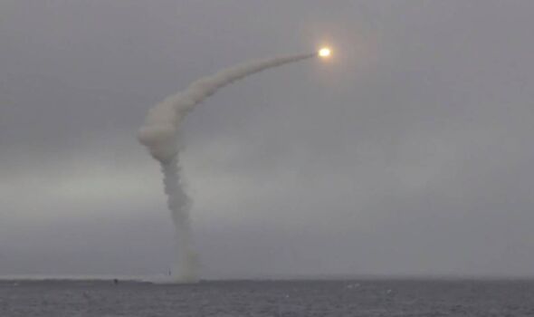 Sous-marin russe à propulsion nucléaire tirant un missile de croisière anti-navire lors des exercices militaires Umka-2022 dans la mer des Tchouktches