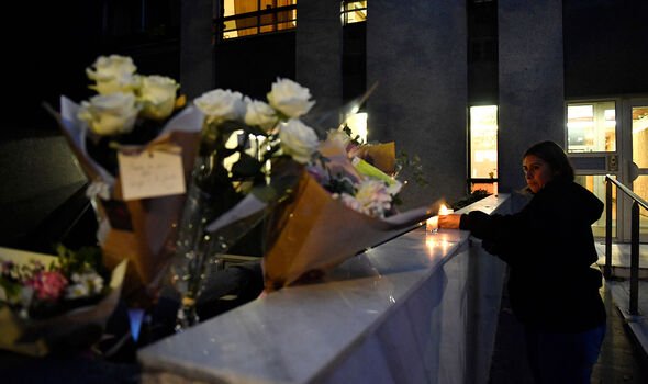 Mémorial et fleurs pour la victime