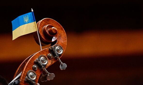 Photo du drapeau ukrainien avec le violoncelle 