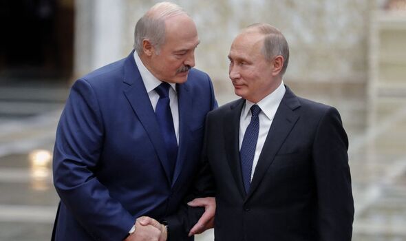 Lukashenko et Poutine se regardent intensément