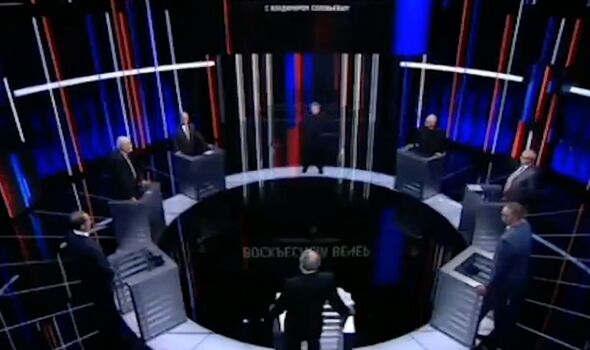 Un commentateur russe suggère un plan d'attaque de l'OTAN à la télévision russe.