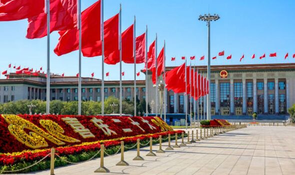 Drapeaux devant le Congrès national chinois